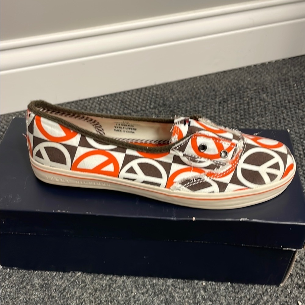 Tommy Hilfiger “Bobbie” Slides Slip on Peace Signs Hippie NEW Size 7.5 Flats